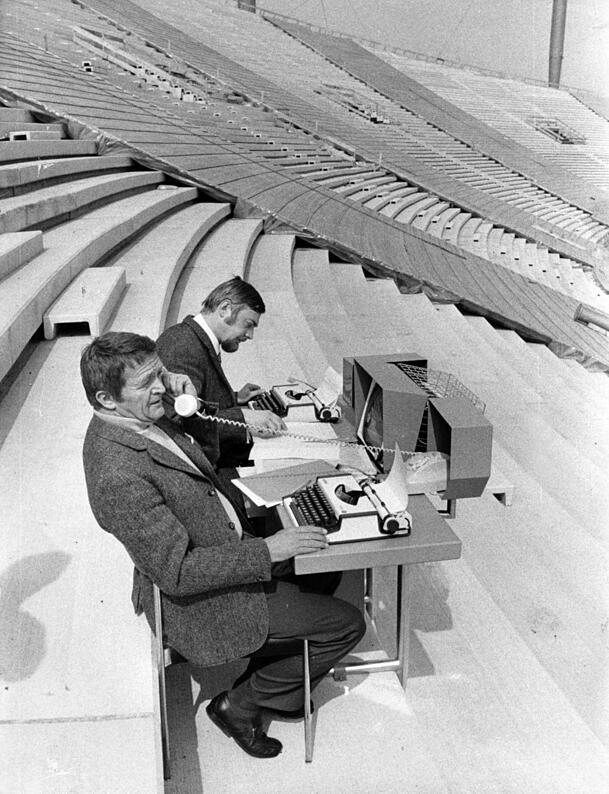 1972: Zwei Journalisten im Stadion. 1972: Zwei Journalisten im Stadion.