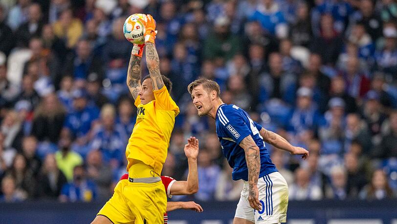 Augsburgs Torwart Rafal Gikiewicz (l) und Schalkes Sebastian Polter kämpfen um den Ball.