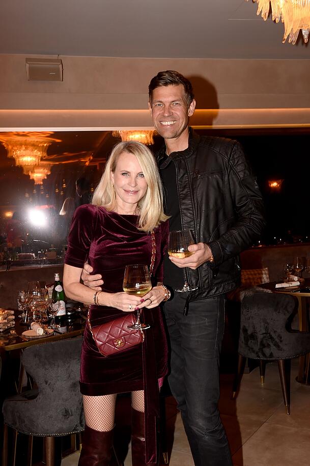 Designerin Sonja Kiefer und Unternehmer Cedric Schwarz bei der Eröffnung der "Winteralm" am Odeonsplatz. Designerin Sonja Kiefer und Unternehmer Cedric Schwarz bei der Eröffnung der "Winteralm" am Odeonsplatz.