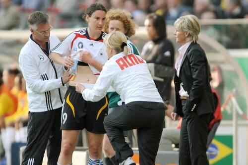 Erste Untersuchung auf dem Spielfeld: Birgit Prinz erlitt einen Rippenbruch.
