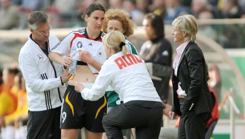 Erste Untersuchung auf dem Spielfeld: Birgit Prinz erlitt einen Rippenbruch. Erste Untersuchung auf dem Spielfeld: Birgit Prinz erlitt einen Rippenbruch.
