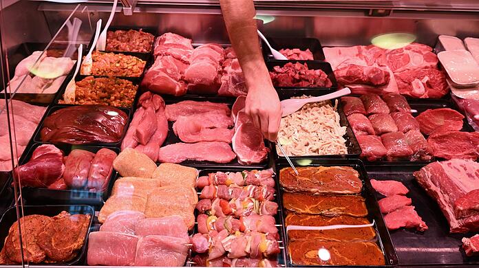 Die Fleischtheken der Superm&auml;rkte halten f&uuml;r Kunden ein breites Angebot an Fleisch- und Wurstwaren bereit.