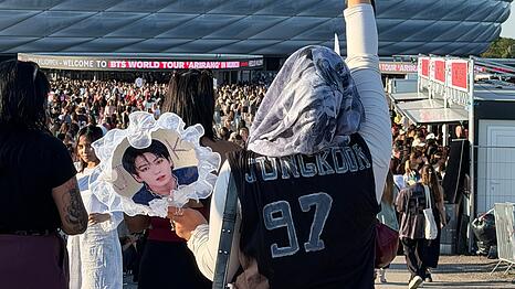 Gigantische Vorfreude: Vor der Allianz Arena stimmten sich Tausende Fans auf das BTS-Konzert ein.