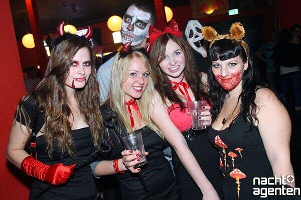 Viel Blut und nackte Haut beim "Sex-O-Ween" in der Nachtgalerie am Samstag (27.10.2012) - alle mehr Bilder von dieser Party gibt's auf www.nachtagenten.de.