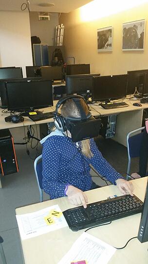 Virtual Reality hautnah: Mit der Oculus Rift Brille können die Mädchen in andere Welten eintauchen. Auf einem eingebauten Display wird zum Beispiel eine Achterbahnfahrt in 3D simuliert.