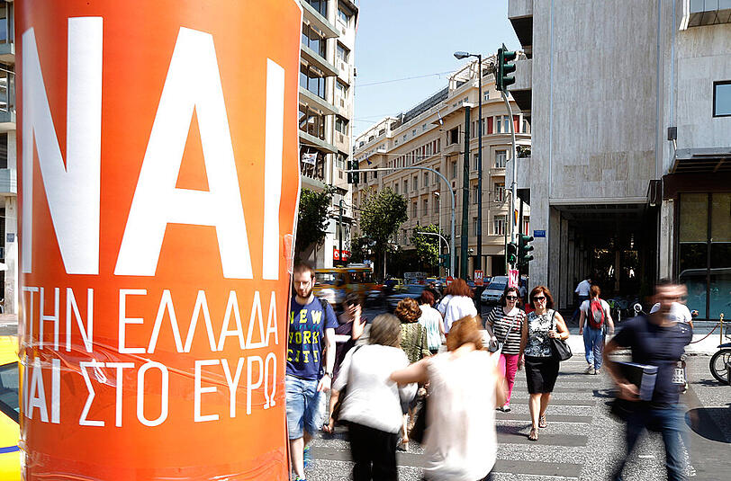 "Ja zu Griechenland, Ja zum Euro", steht auf diesem Plakat in Athen. Die Griechen stimmen am Sonntag über den Sparkurs ihres Landes ab.