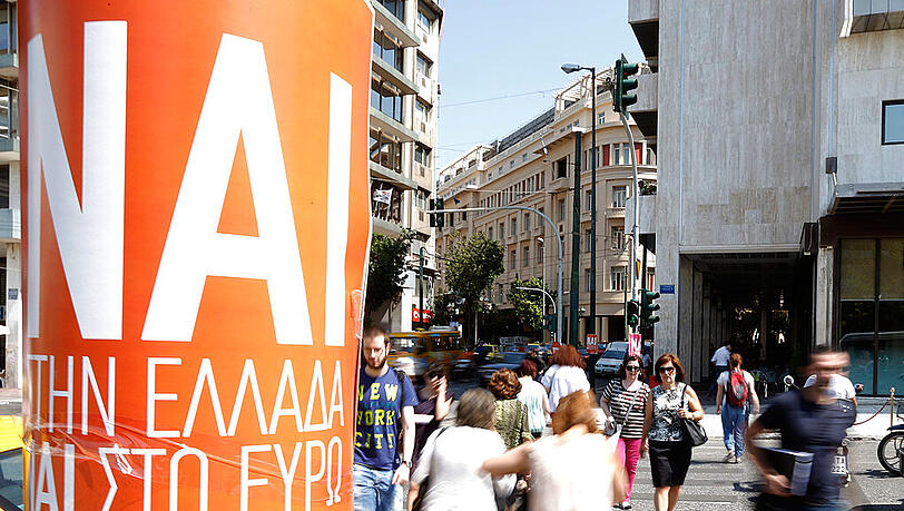 "Ja zu Griechenland, Ja zum Euro", steht auf diesem Plakat in Athen. Die Griechen stimmen am Sonntag über den Sparkurs ihres Landes ab. "Ja zu Griechenland, Ja zum Euro", steht auf diesem Plakat in Athen. Die Griechen stimmen am Sonntag über den Sparkurs ihres Landes ab.