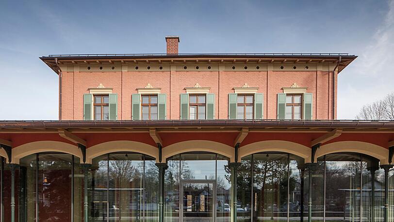 Der 1865 errichtete Bahnhof nach der Umgestaltung. Der 1865 errichtete Bahnhof nach der Umgestaltung.