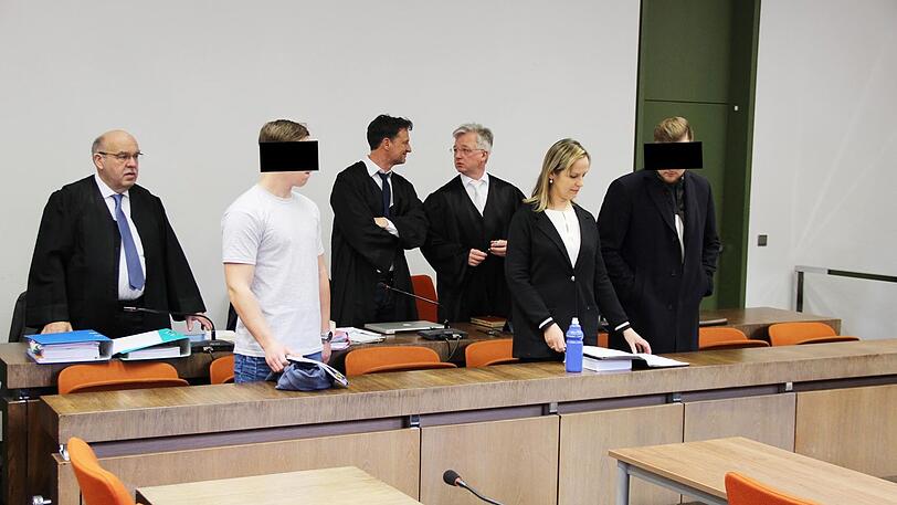 Die Angeklagten mit Anwälten und Dolmetscherin. Der Prozess wurde nun auf den 22. März verschoben.