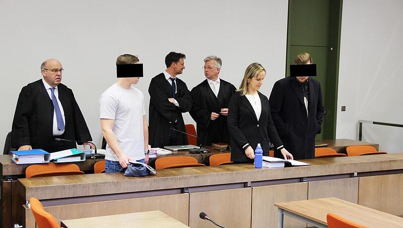 Die Angeklagten mit Anwälten und Dolmetscherin. Der Prozess wurde nun auf den 22. März verschoben. Die Angeklagten mit Anwälten und Dolmetscherin. Der Prozess wurde nun auf den 22. März verschoben.