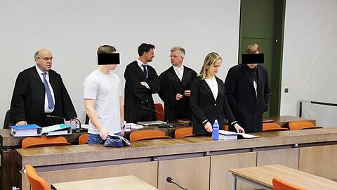 Die Angeklagten mit Anwälten und Dolmetscherin. Der Prozess wurde nun auf den 22. März verschoben.
