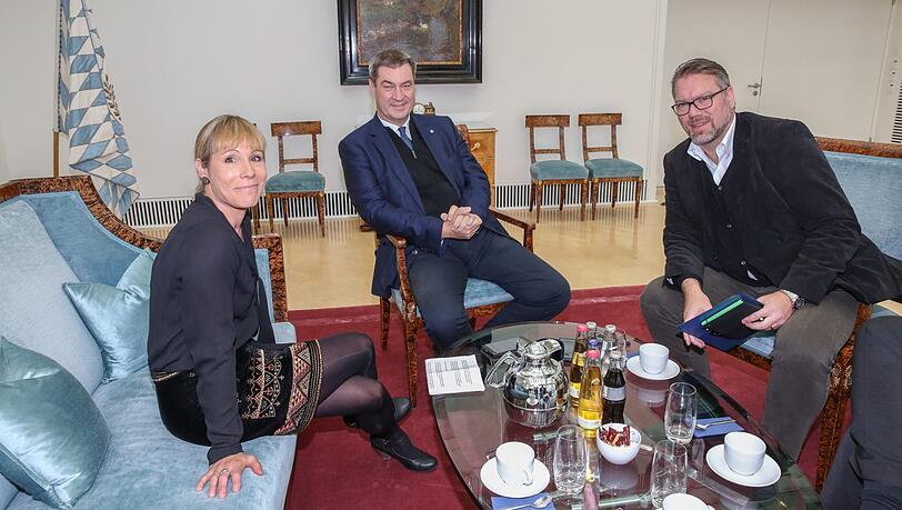 Ministerpräsident Markus Söder im Gespräch mit den Redakteuren
Natalie Kettinger und Gerald Schneider. Ministerpräsident Markus Söder im Gespräch mit den Redakteuren
Natalie Kettinger und Gerald Schneider.