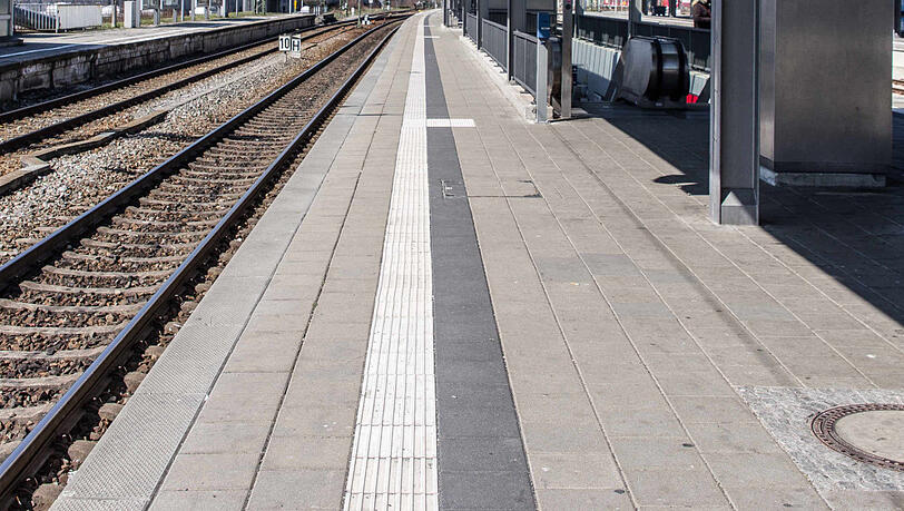 Der schwerbehinderte Mann wurde nicht in die S-Bahn gelassen. (Symbolbild) Der schwerbehinderte Mann wurde nicht in die S-Bahn gelassen. (Symbolbild)