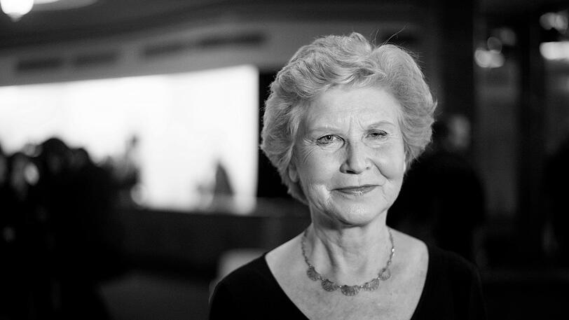 Am 26. Mai starb Schauspielerin Irm Hermann mit 77 Jahren nach kurzer schwerer Krankheit. Sie drehte zahlreiche Filme mit Rainer Werner Fassbinder und arbeitete mit Christoph Schlingensief zusammen. Außerdem war sie in "Fack ju Göthe" zu sehen.