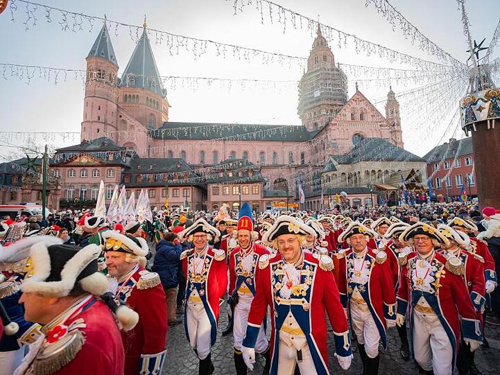 Der Traditionelle Neujahrsumzug der Mainzer Garden durch die Landeshauptstadt ist der närrische Auftakt für die Fastnachtskampagne 2020.