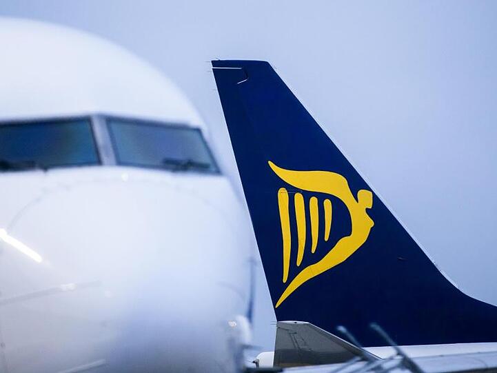 Flugzeuge der irischen Airline Ryanair. Die Fluggesellschaft streicht ihre Flugpläne zusammen.