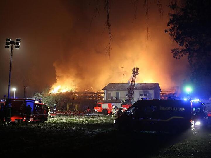 Leipheim: Die Feuerwehr löscht im Flutlicht einen Bauernhof. Foto: Ralf Zwiebler/Archiv