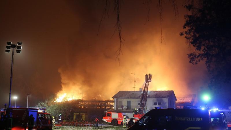Leipheim: Die Feuerwehr löscht im Flutlicht einen Bauernhof. Foto: Ralf Zwiebler/Archiv Leipheim: Die Feuerwehr löscht im Flutlicht einen Bauernhof. Foto: Ralf Zwiebler/Archiv
