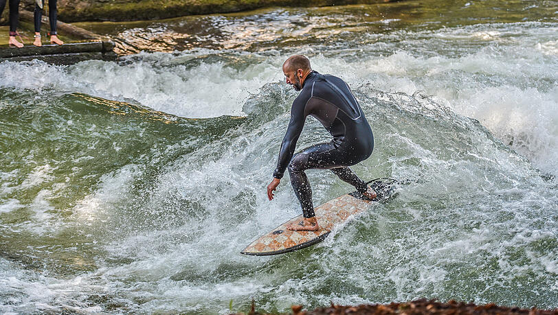 Manuel Stecher weiht auf dem Eisbach das "WAU Cigarette Board" ein.