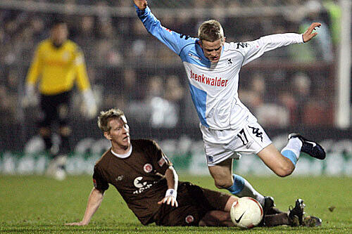 Timo Schultz (l) vom FC St. Pauli und der Münchner Sven Bender kämpfen um den Ball.