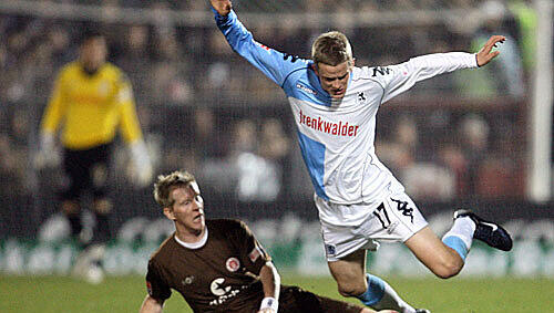 Timo Schultz (l) vom FC St. Pauli und der Münchner Sven Bender kämpfen um den Ball. Timo Schultz (l) vom FC St. Pauli und der Münchner Sven Bender kämpfen um den Ball.
