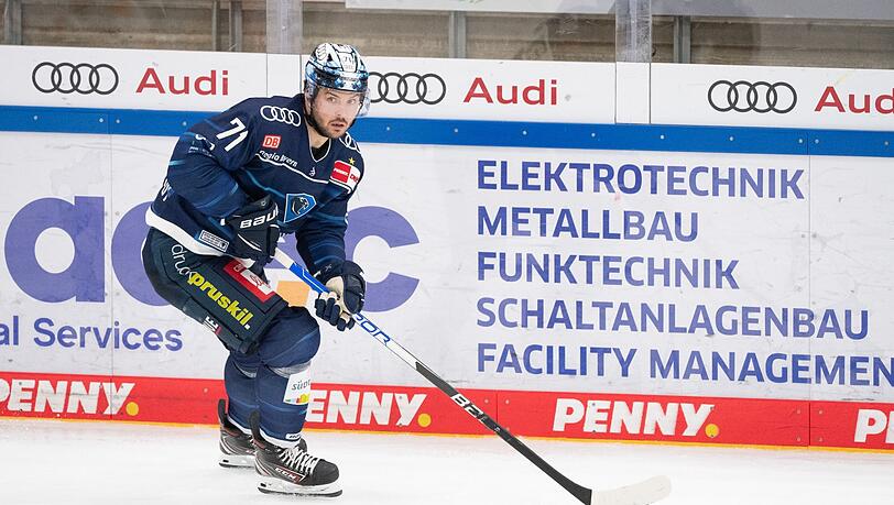 Justin Feser von Ingolstadt spielt den Puck.