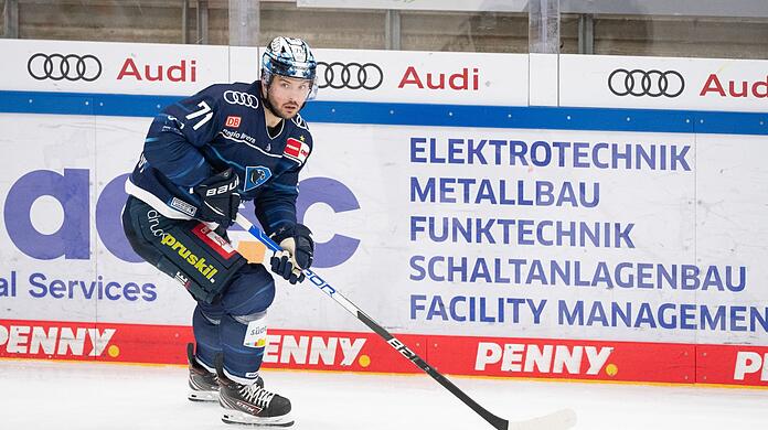 Justin Feser von Ingolstadt spielt den Puck.