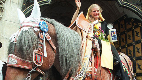 So war's 1999: Parade-Ross Schorschi trägt das Münchner Kindl Stephanie Redl zur Wiesn. So war's 1999: Parade-Ross Schorschi trägt das Münchner Kindl Stephanie Redl zur Wiesn.