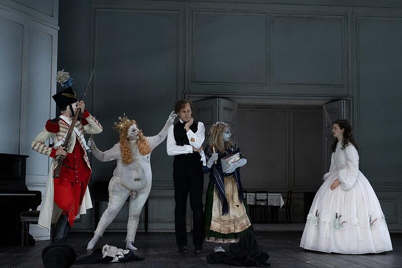 Hans Christian Andersen (Moritz Treuenfels) mit seinen Märchenfiguren: dem Zinnsoldaten, dem Kaiser im neuen Kleide, dem Mädchen mit den Schwefelhölzern und seiner Vertrauten Henriette (Linda Blümchen).