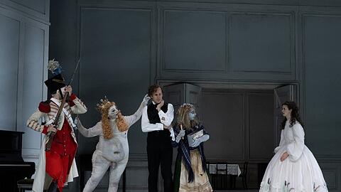 Hans Christian Andersen (Moritz Treuenfels) mit seinen Märchenfiguren: dem Zinnsoldaten, dem Kaiser im neuen Kleide, dem Mädchen mit den Schwefelhölzern und seiner Vertrauten Henriette (Linda Blümchen).