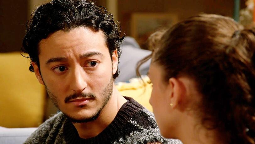 "Rote Rosen": Elyas möchte, dass Leyla Hilfe von einem Net-Coach annimmt. Dieser wird von Freshtorge verkörpert.
