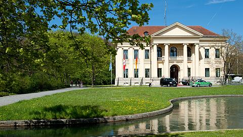 Das Prinz Carl-Palais und der Bach. Links des Gebäudes (nicht im Bild) liegt die Staatskanzlei. (Archivbild)