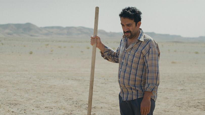 Will Rache &uuml;ben und ger&auml;t ins Zweifeln: Vahid (Vahid Mobasseri) steht mit einer Schaufel in der W&uuml;ste - zum Grabschaufeln.