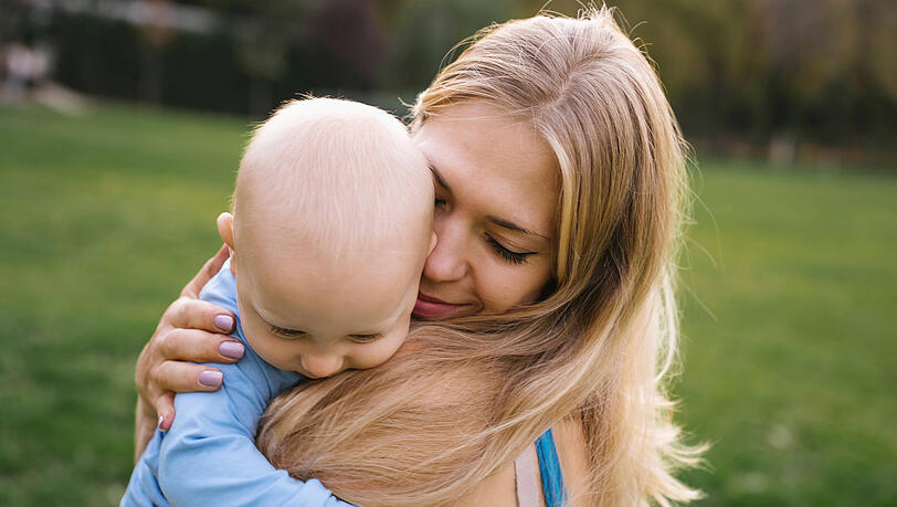 Mit ihrem Baby im Arm setzte sich eine Mutter aus M&uuml;nchen gegen eine Diebin zur Wehr. (Symbolbild)