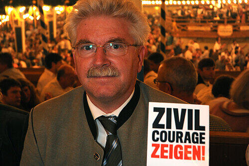 Wirtschaftsminister Martin Zeil unterstützt die AZ-Aktion &bdquo;Zivilcourage zeigen&ldquo;.