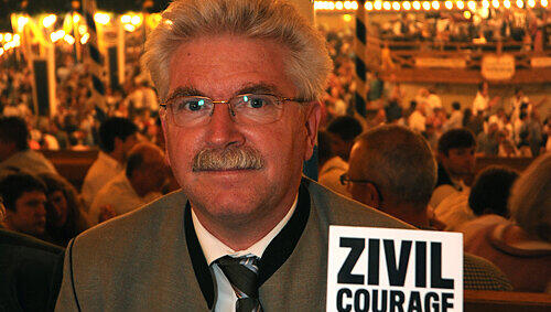 Wirtschaftsminister Martin Zeil unterstützt die AZ-Aktion „Zivilcourage zeigen“. Wirtschaftsminister Martin Zeil unterstützt die AZ-Aktion „Zivilcourage zeigen“.