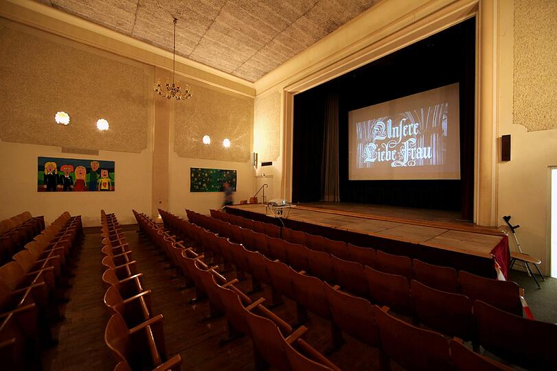Im Marienwerk wir der Marienwerk gezeigt. In dem Film ertrinkt ein dreijähriger Bub im Mörnbach - die Mutter bringt den Leib in die Marienkapelle und betet, da schlägt das Kind die Augen auf. 1489 soll das geschehen sein, seitdem ist Altötting Wallfahrtsziel.