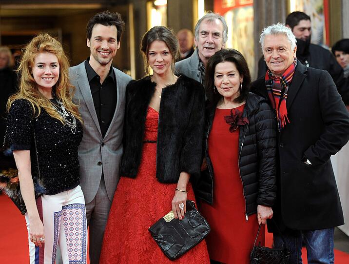 Die Schauspieler Palina Rojinski (l-r), Florian David Fitz, Jessica Schwarz, Peter Prager, Hannelore Elsner und Henry Hübchen auf dem Roten Teppich.