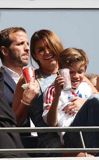 Rafael van der Vaart und Sabia Boulahrouz mit seinem Sohn Damian im Stadion
