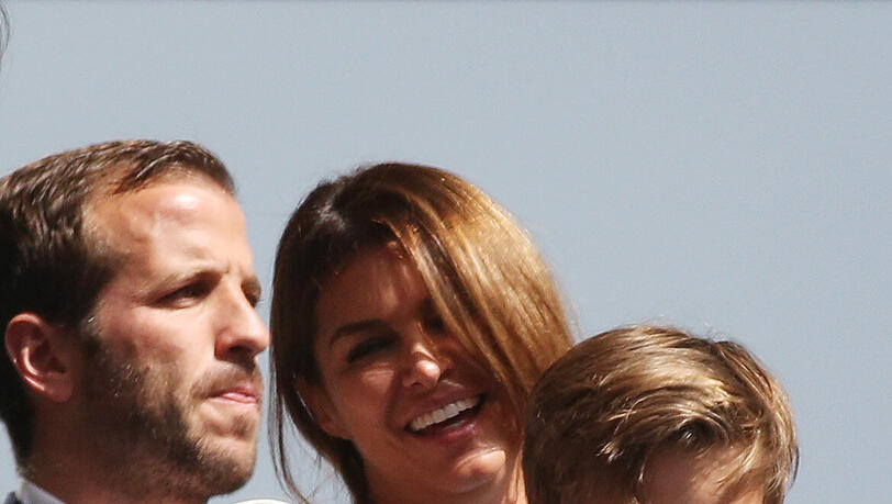 Rafael van der Vaart und Sabia Boulahrouz mit seinem Sohn Damian im Stadion Rafael van der Vaart und Sabia Boulahrouz mit seinem Sohn Damian im Stadion