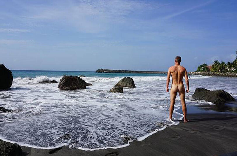 Besonders der Strand ist für Touristen ein beliebter Ort, um nackt vor der Kamera zu posieren.