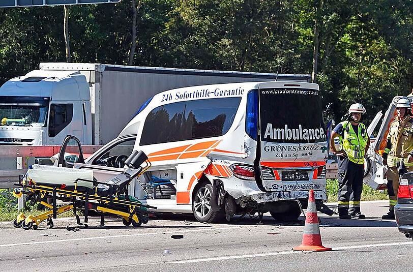 Auf der A99 krachte ein VW-Transporter in ein Ambulanzfahrzeug aus Österreich. Die Bilder.