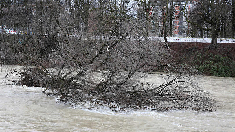 Bilder vom stürmischen Dienstag in München. Mittlerweile hat der Deutsche Wetterdienst die Unwetterwarnung aufgehoben.