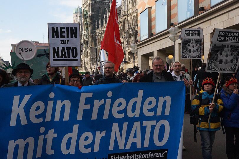 Rund 2500 Demonstranten protestieren gegen die Münchner Sicherheitskonferenz.