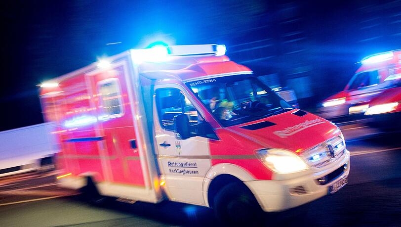 Der Mann musste in ein Krankenhaus gebracht werden. Der Mann musste in ein Krankenhaus gebracht werden.