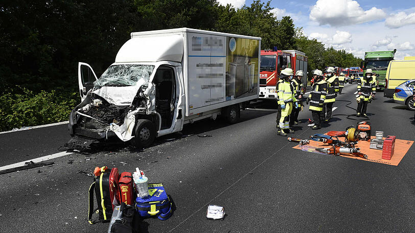 Der zerstörte Kleintransporter auf der A99.