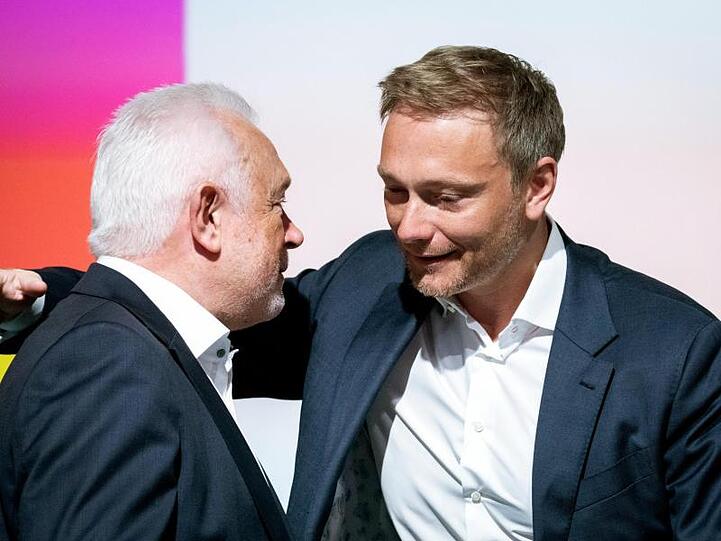 FDP-Chef Christian Lindner (R) begrüßt zu Beginn des Treffens in Berlin seinen Parteikollegen Wolfgang Kubicki.