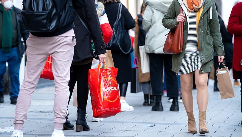 Letzte Erledigungen: Rush Hour in der Münchner Fußgängerzone - aber nur noch bis morgen.