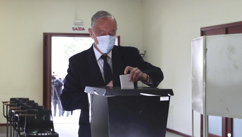 Marcelo Rebelo de Sousa gibt seinen Stimmzettel in einem Wahllokal ab.