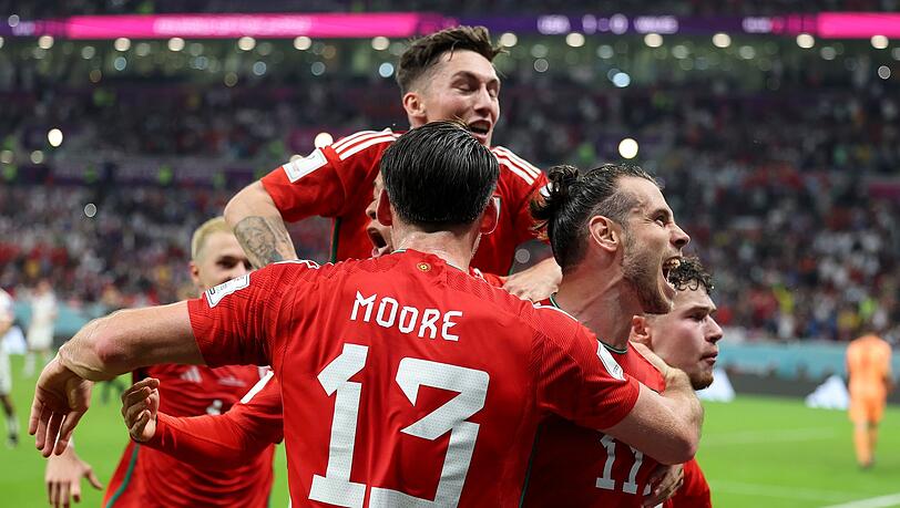 Die Waliser feiern das 1:1 durch Gareth Bale per Elfmeter gegen die USA.